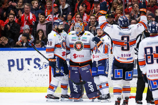 Växjös spelare jublar med målvakt Viktor Fasth