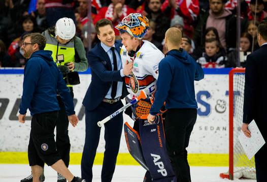 Växjös tränare Sam Hallam jublar med målvakt Viktor