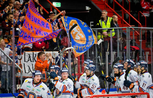 Växjösspelarna jublar framför fansen