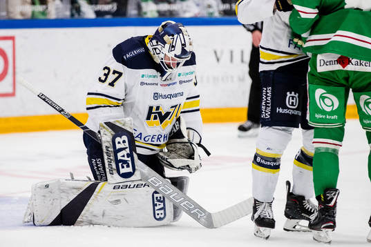 s målvakt Jonas Gunnarsson  räddar