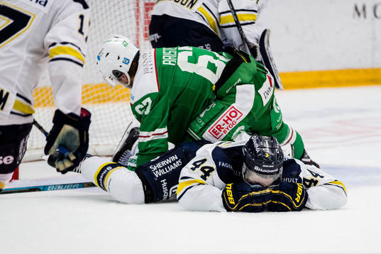 s Mikko Lehtonen och Rögles Leon Bristedt     i duell