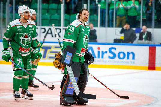 Rögles målvakt Justin Pogge  deppar