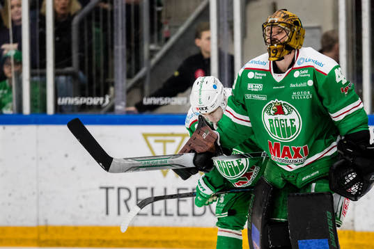 Rögles Daniel Zaar och målvakt Justin Pogge deppar