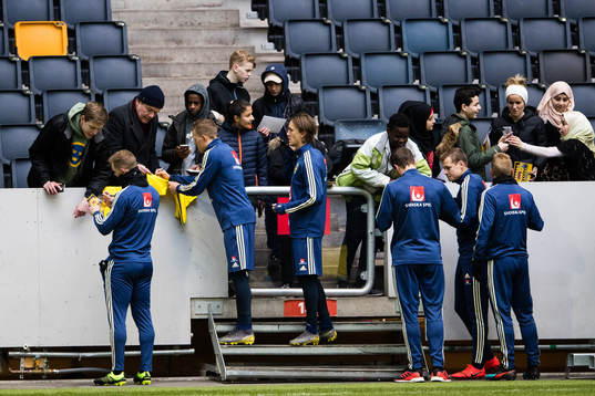 Players of Sweden write autographs