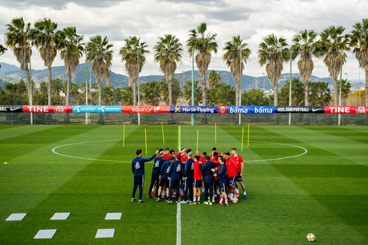 Players of Norway gather in a circle