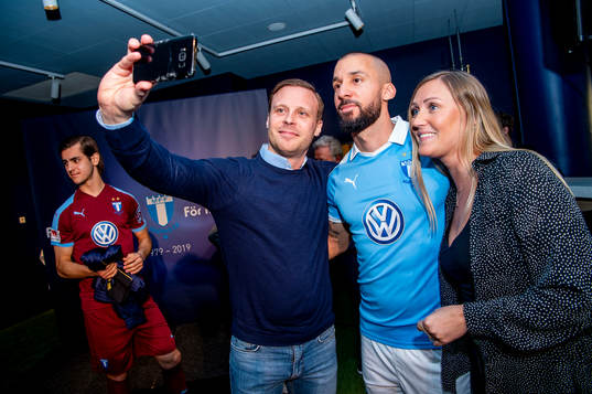 Guillermo Molins tar en selfie med tv gäster