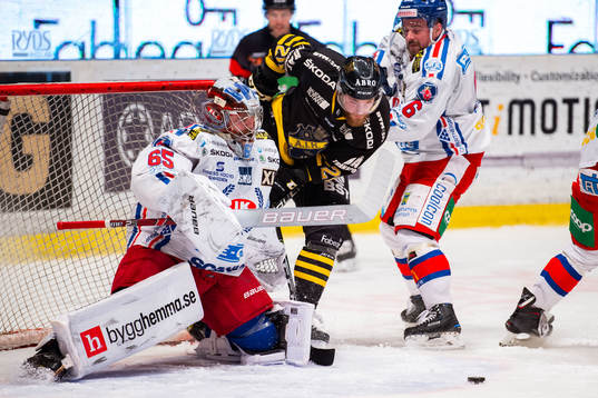 Oskarshamns Jesper Dahlroth och målvakt Christoffer Rifalk
