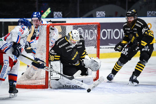 s målvakt Johannes Jönsson och Oskarshamns Filiph Engsund