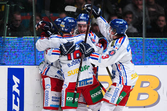 Oskarshamns John Dahlström jublar med lagkamrater