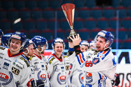 Oskarshamns Arsi Piispanen jublar med pokalen