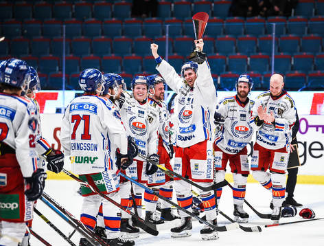Oskarshamns Arsi Piispanen jublar med pokalen