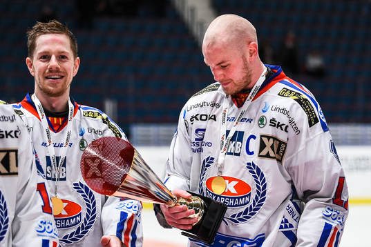 Oskarshamns Jonas Engström jublar med pokalen