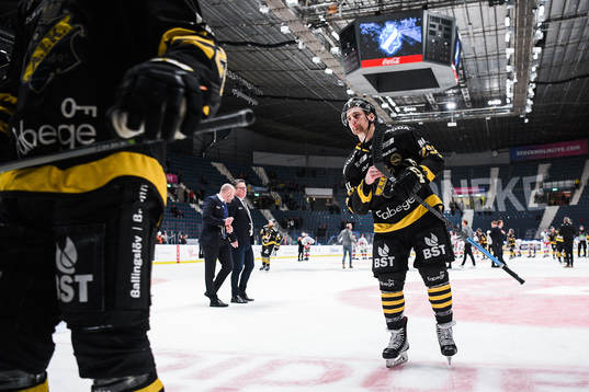 s Justin Crandall deppar när han lämnar isen