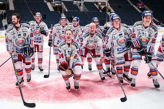 Oskarshamns Joakim Hillding jublar med lagkamrater