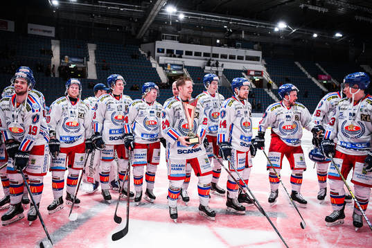 Oskarshamns Joakim Hillding jublar med pokalen och