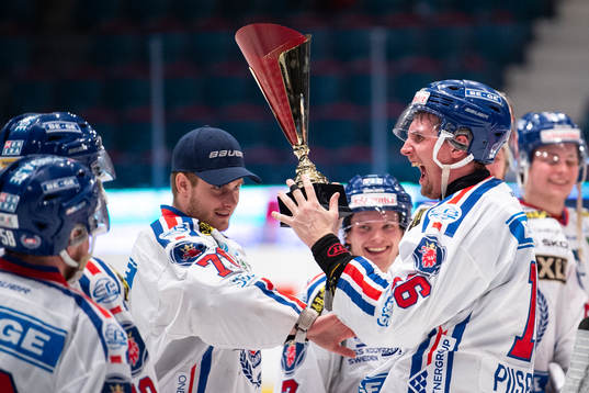 Oskarshamns Arsi Piispanen jublar med pokalen