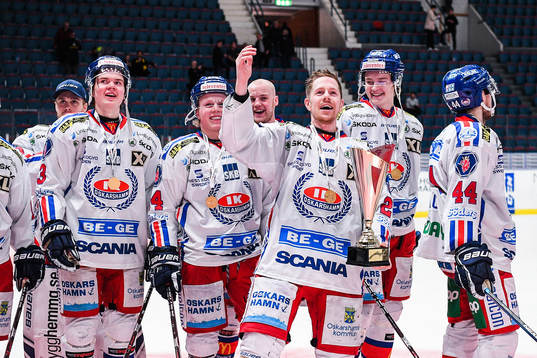 Oskarshamns Joakim Hillding jublar med pokalen och