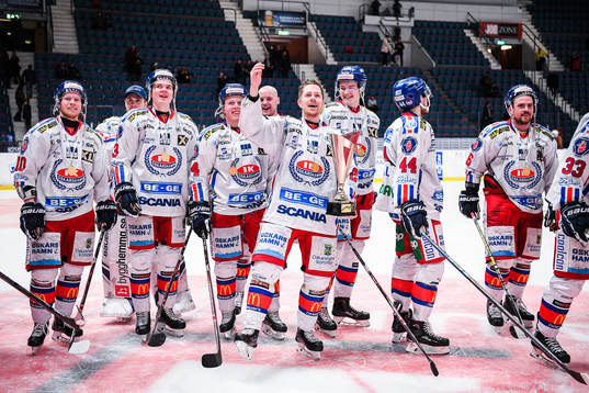 Oskarshamns Joakim Hillding jublar med pokalen och