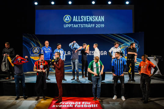 Tränarna med matchtröjor