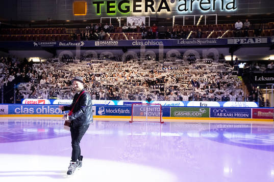 Stiko Per Larsson innan ishockeymatchen i slutspelsserien