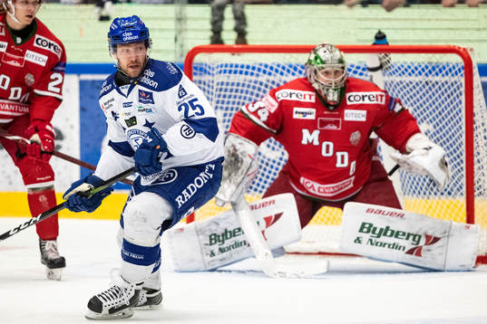 Leksands Linus Persson framför Modos målvakt Erik Hanses