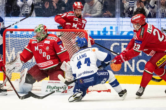 Leksands Oskar Lang gör 3-0 bakom Modos målvakt Erik