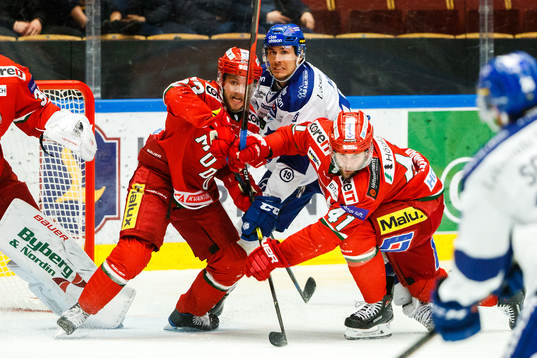 Leksands Jon Knuts i en kamp mot Modos Tommy Enström och