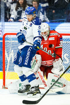 Leksands Jon Knuts oroar framför Modos målvakt Linus