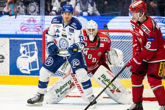 Leksands Jon Knuts och Modos målvakt Linus Lundin