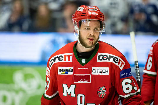 Modos Tommy Enström blöder från munnen