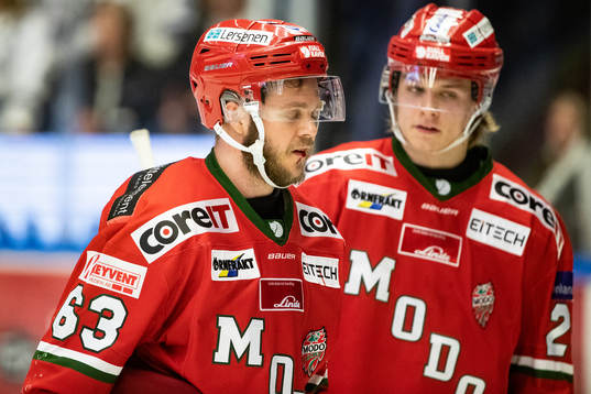 Modos Tommy Enström blöder från munnen