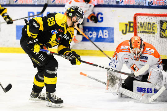 Västerås Marcus Bergman gör 1-0 bakom Karlskronas