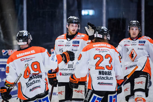 Karlskronas Joseph Jonsson jublar med lagkamrater