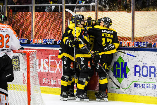 Västerås spelare jublar