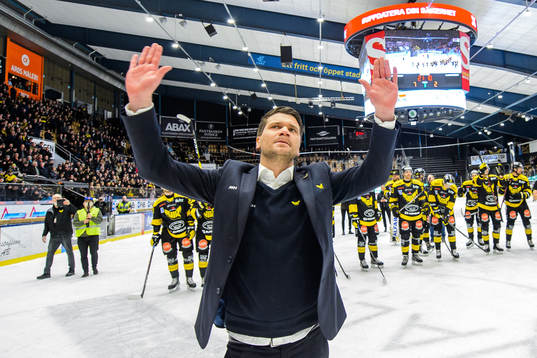 Västerås tränare Thomas Paananen jublar