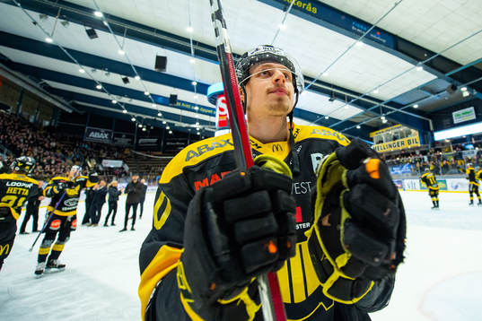 Västerås Jimmie Jansson jublar mot supportrar
