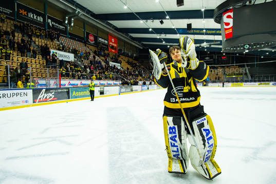Västerås målvakt Samuel Ersson jublar mot supportar