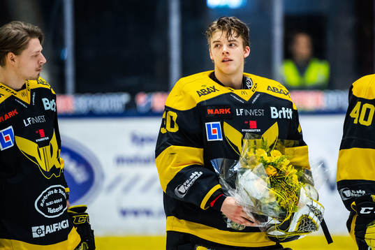Västerås målvakt Samuel Ersson tar emot utmärkelsen