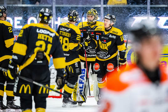 Västerås målvakt Samuel Ersson jublar med lagkamrater