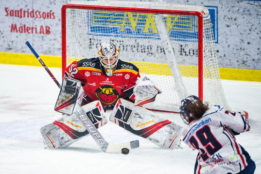 Luleås målvakt Sara Grahn och Linköpings Emma Murén