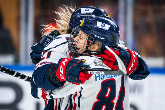 Linköpings Madelen Haug Hansen och Emilia Ramboldt jublar