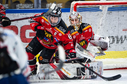 Luleås Jenni Hiirikoski och målvakt Sara Grahn