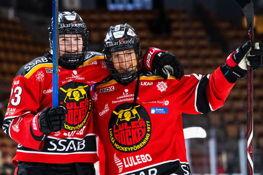 Luleås Pernilla Forsgren och Rebecca Stenberg jublar