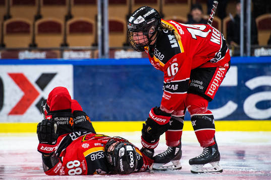 Luleås Ronja Savolainen och Petra Nieminen