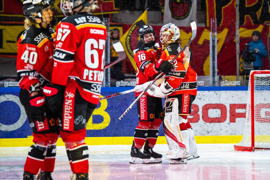 Luleås Petra Nieminen och målvakt Sara Grahn jublar