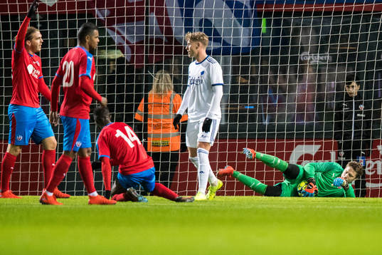 Helsingborgs målvakt Kalle Joelsson räddar