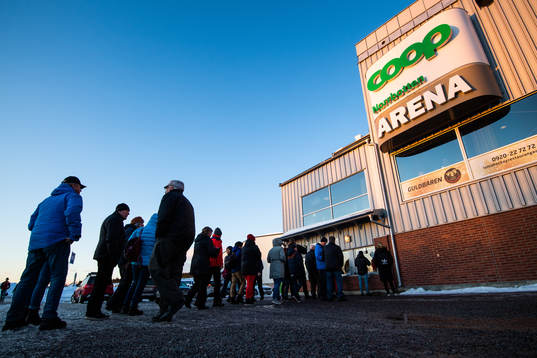Supportrar köar för biljetter