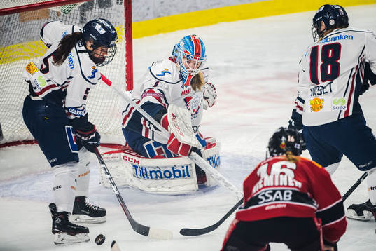 Linköpings Sidney Morin och målvakt Eveliina Suonpää