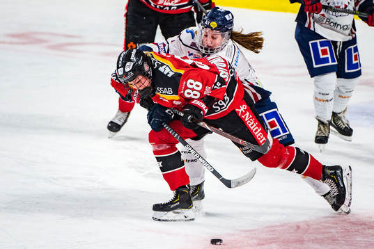 Luleås Ronja Savolainen och Linköpings Susanna Tapani