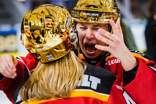 Luleås Nathalie Ferno och Ebba Berglund jublar